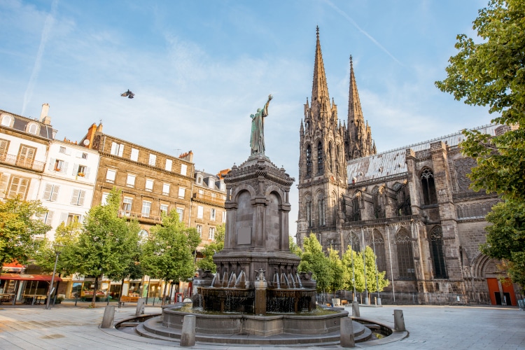 La cathédrale de Clermont-Ferrand vue de la place de la Victoire